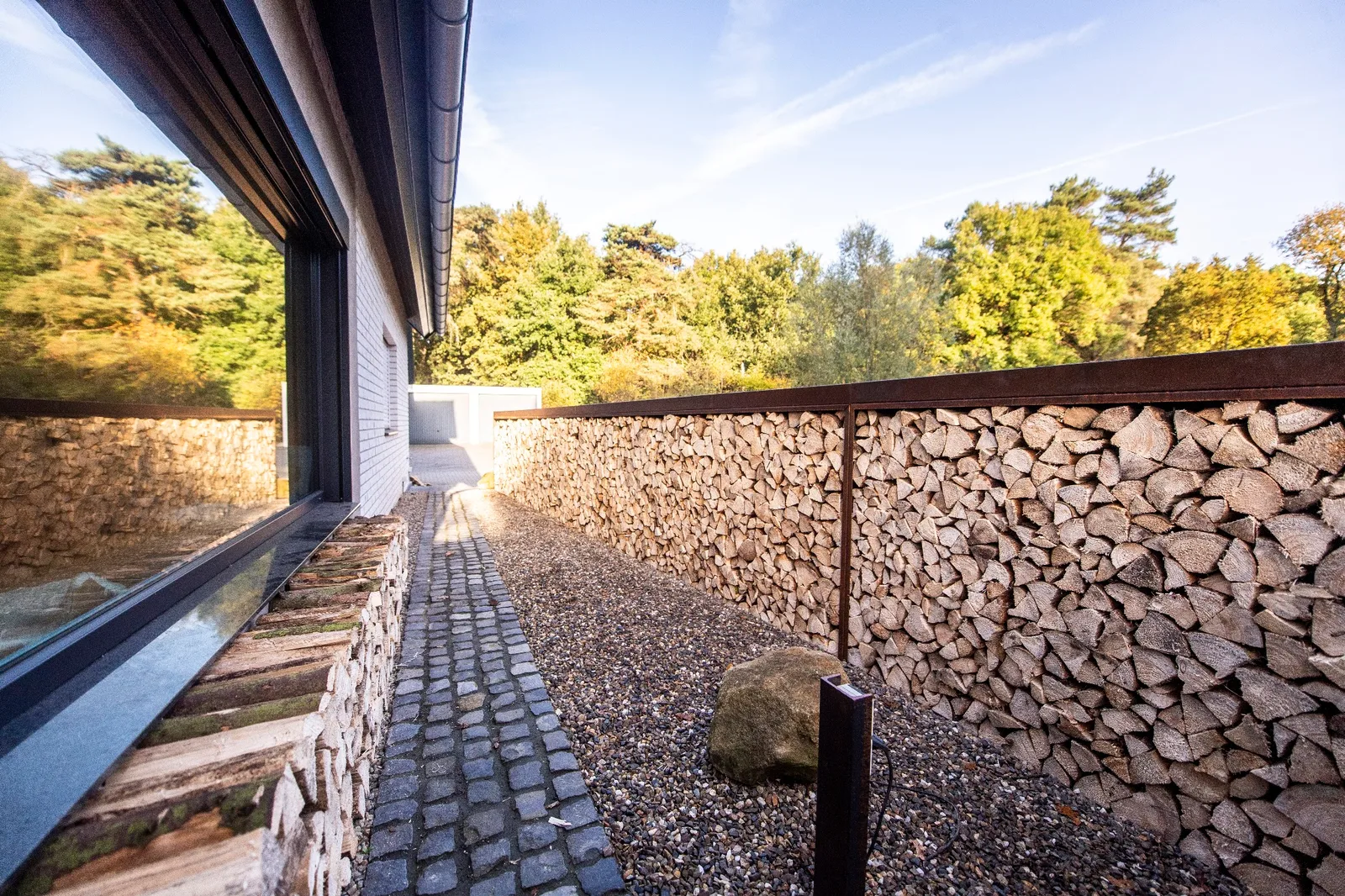 Lange Metall-Holzlege an einer Hausfassade