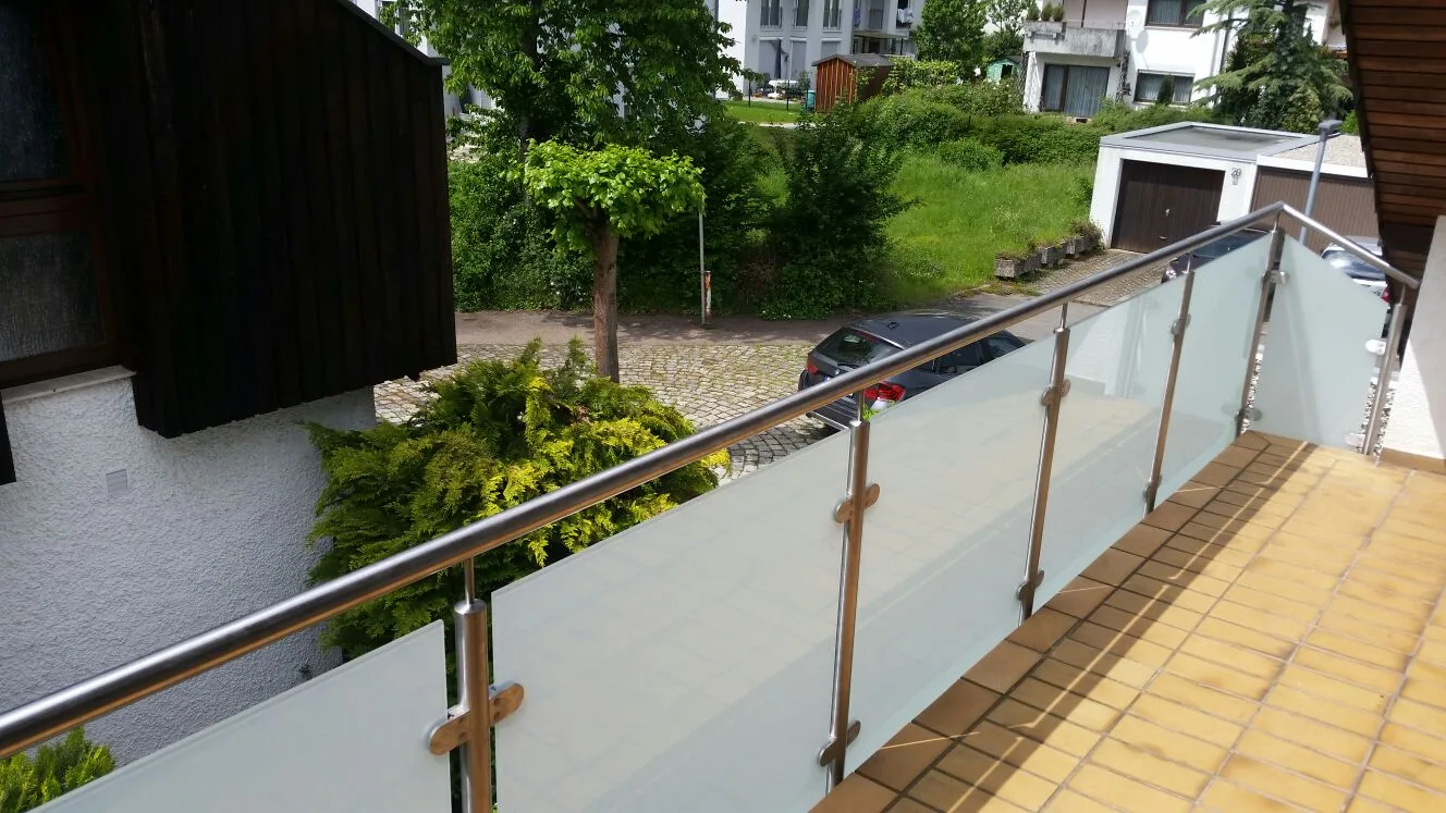 Edelstahlgeländer mit Glasfüllung an einem Balkon