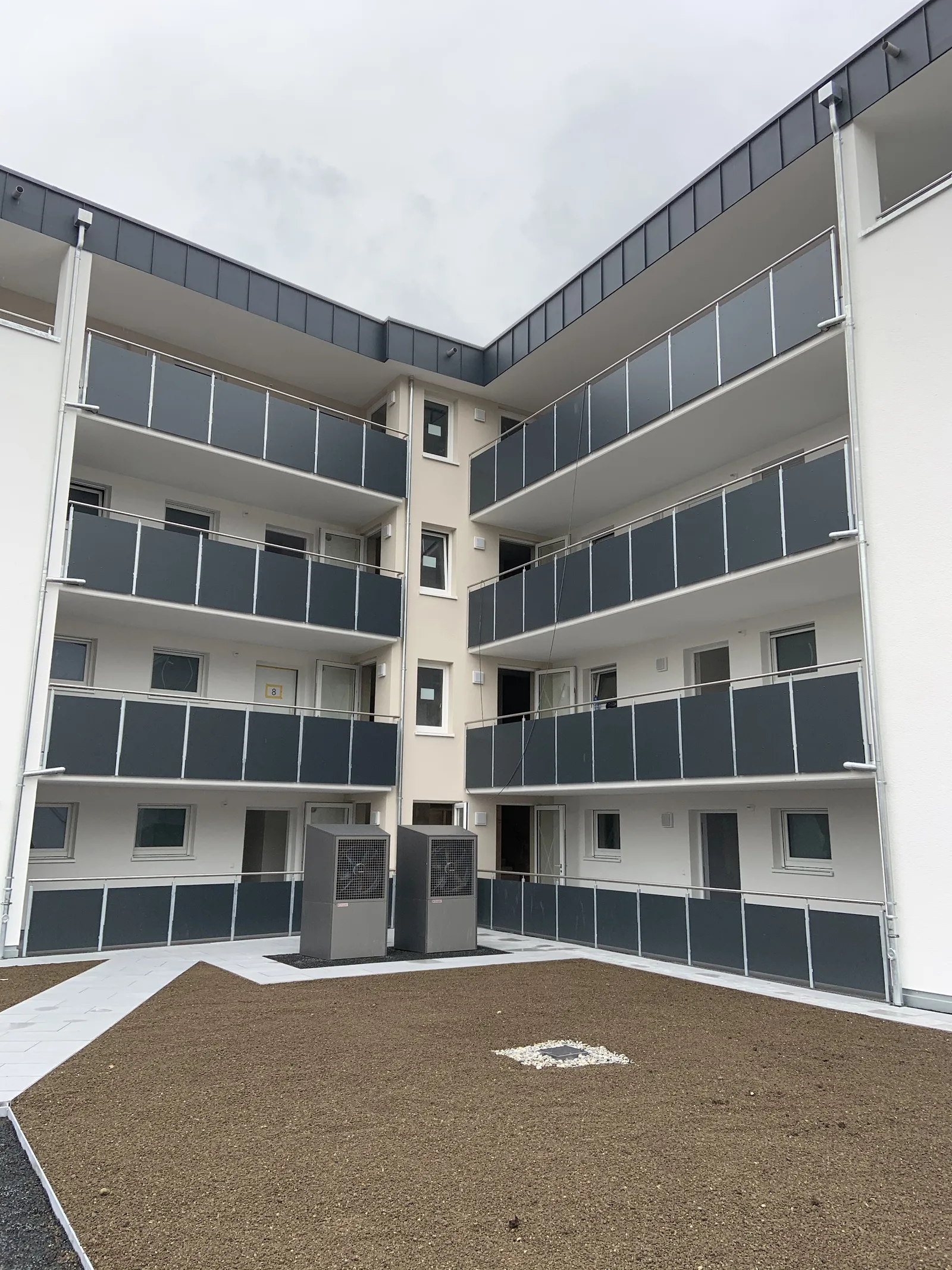Innenhof eines Mehrparteienhauses mit neuen Balkongeländern
