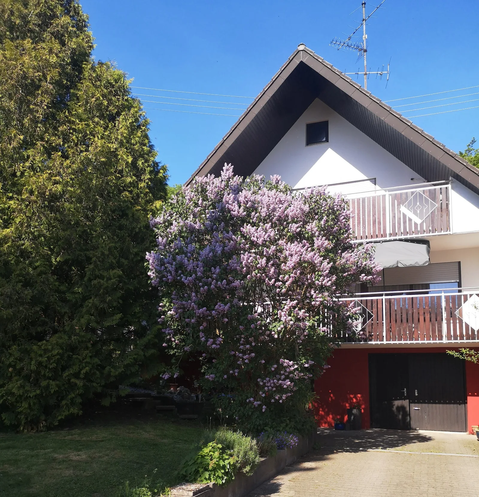 Einfamilienhaus mit weißen Balkongeländern