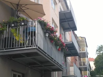 Balkone mit Metallgeländern und Blumenschmuck