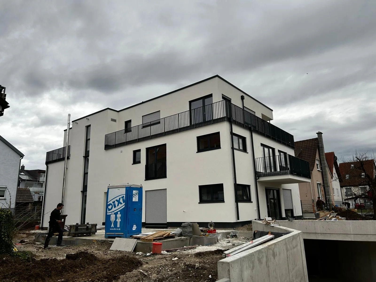 Neubau mit montierten Balkongeländern